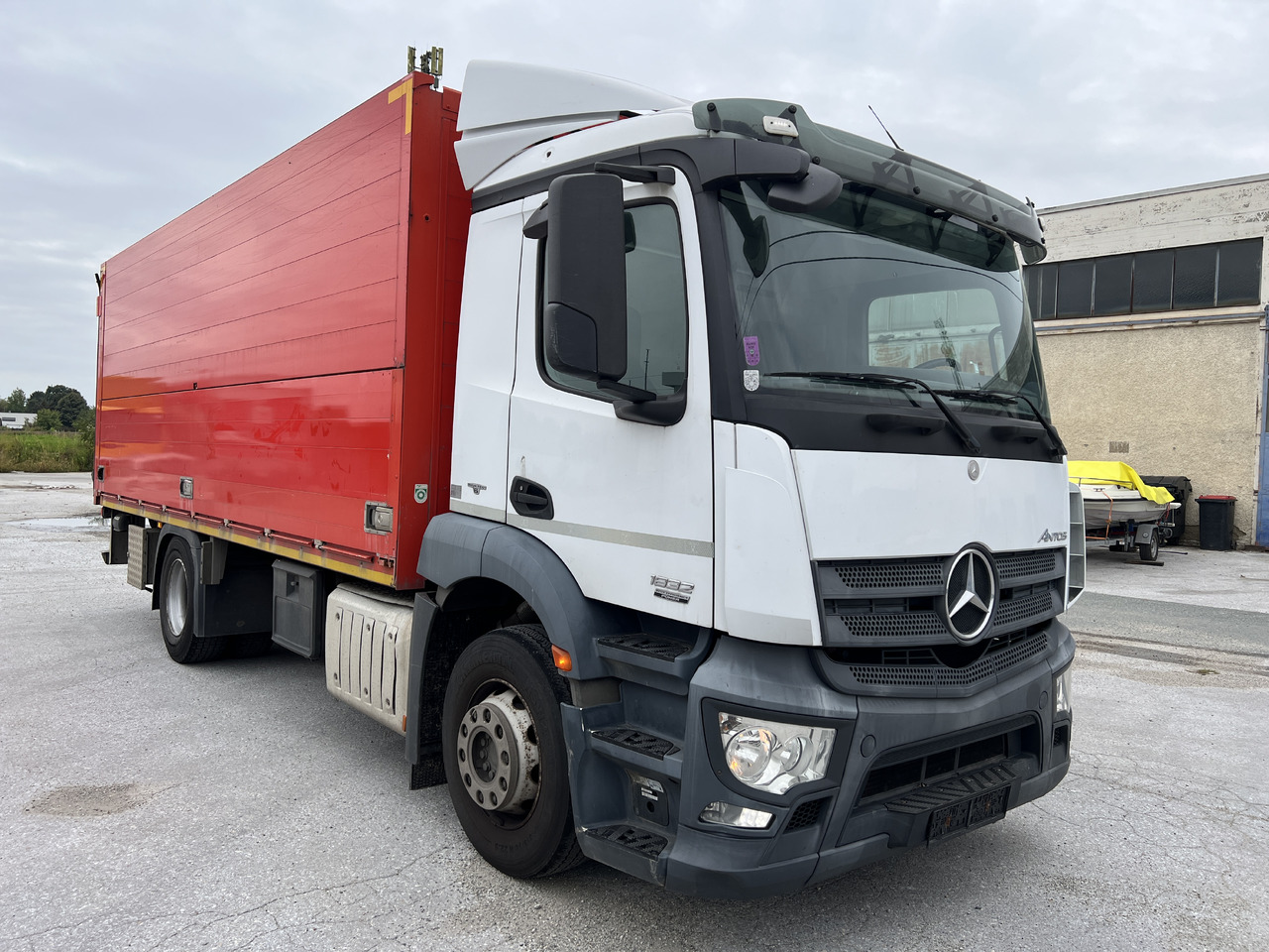 MERCEDES-BENZ ANTOS  1832 Getränkw.  LBW | Klima |  EURO 6 - Camión transporte de bebidas: foto 2 MERCEDES-BENZ ANTOS  1832 Getränkw.  LBW | Klima |  EURO 6 - Camión transporte de bebidas: foto 2