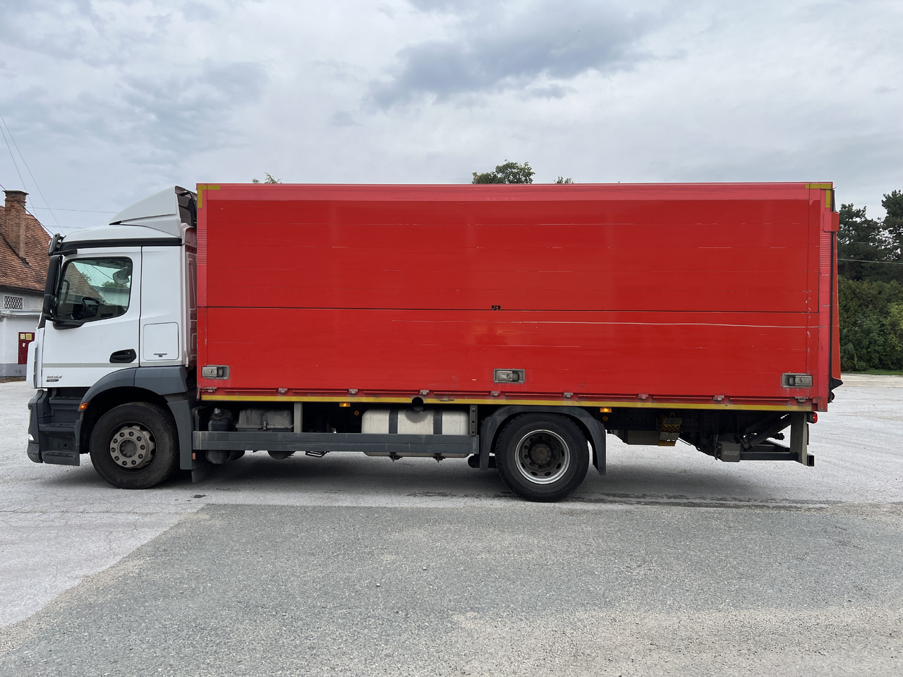 MERCEDES-BENZ ANTOS  1832 Getränkw.  LBW | Klima |  EURO 6 - Camión transporte de bebidas: foto 3 MERCEDES-BENZ ANTOS  1832 Getränkw.  LBW | Klima |  EURO 6 - Camión transporte de bebidas: foto 3