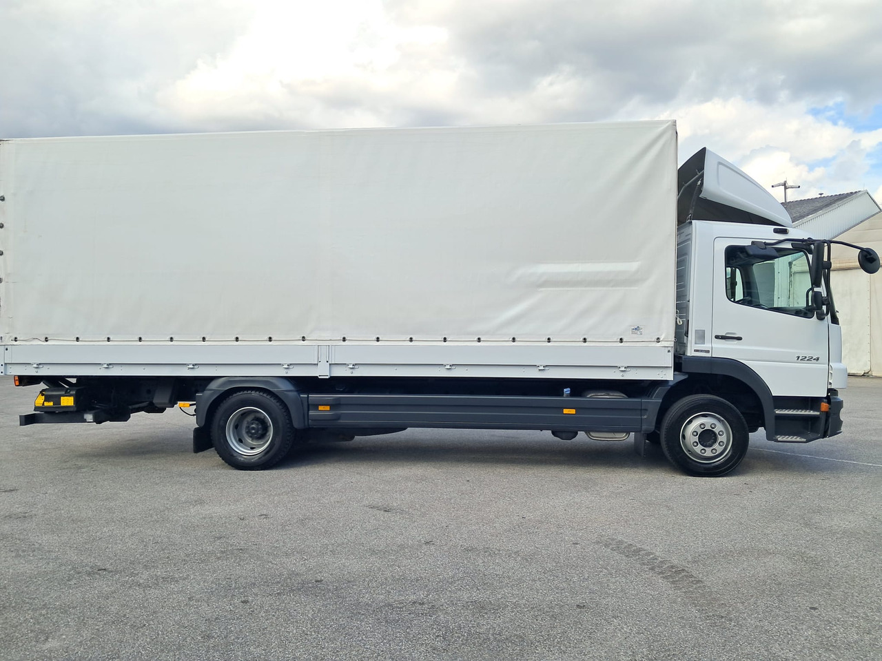 MERCEDES-BENZ ATEGO 12 24 Plane LBW | Klima | Schaltgetriebe - Camión lona: foto 3 MERCEDES-BENZ ATEGO 12 24 Plane LBW | Klima | Schaltgetriebe - Camión lona: foto 3
