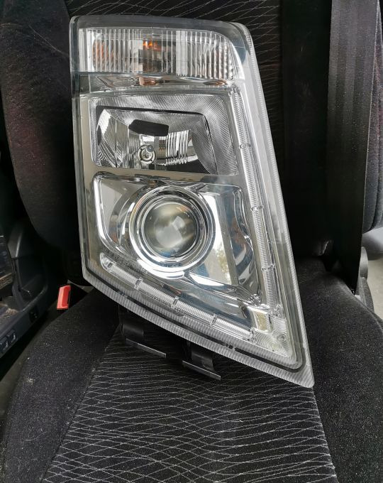 LAMPA XENON VOLVO FH 13 ORYGINAŁ PRAWA - Faro delantero: foto 1 LAMPA XENON VOLVO FH 13 ORYGINAŁ PRAWA - Faro delantero: foto 1