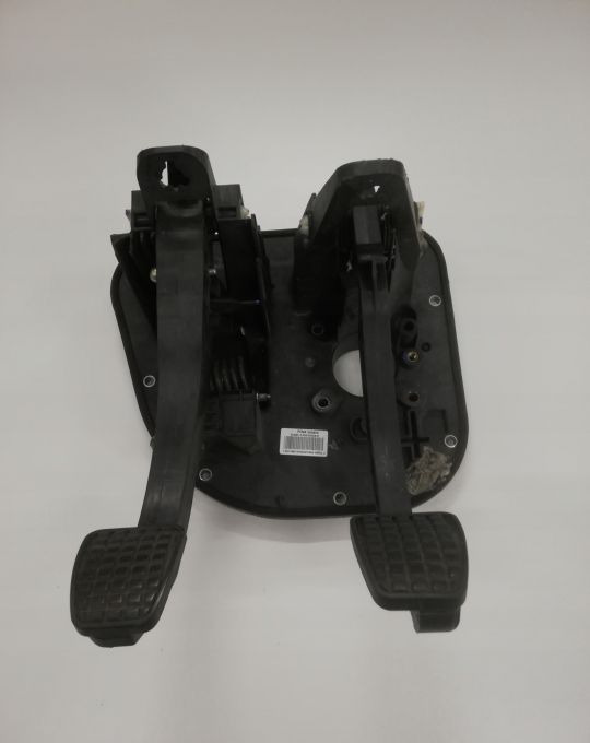 MOCOWANIE PODSTAWA PEDAŁÓW IVECO DAILY 5801482032 - Pedal para Furgoneta: foto 1 MOCOWANIE PODSTAWA PEDAŁÓW IVECO DAILY 5801482032 - Pedal para Furgoneta: foto 1