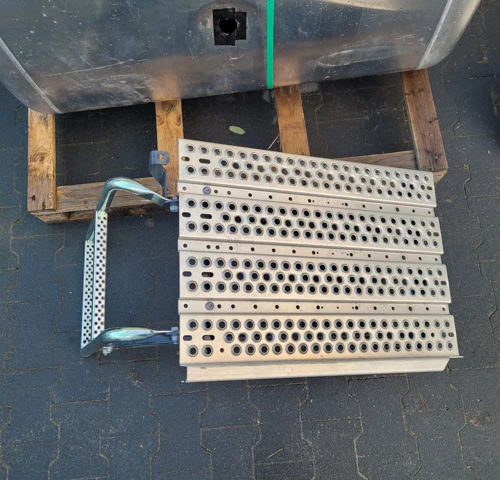 PODEST DRABINKA TRAP MERCRDES ACTROS MP4 MP5 AXOR - Carrocería y exterior para Camión: foto 2 PODEST DRABINKA TRAP MERCRDES ACTROS MP4 MP5 AXOR - Carrocería y exterior para Camión: foto 2