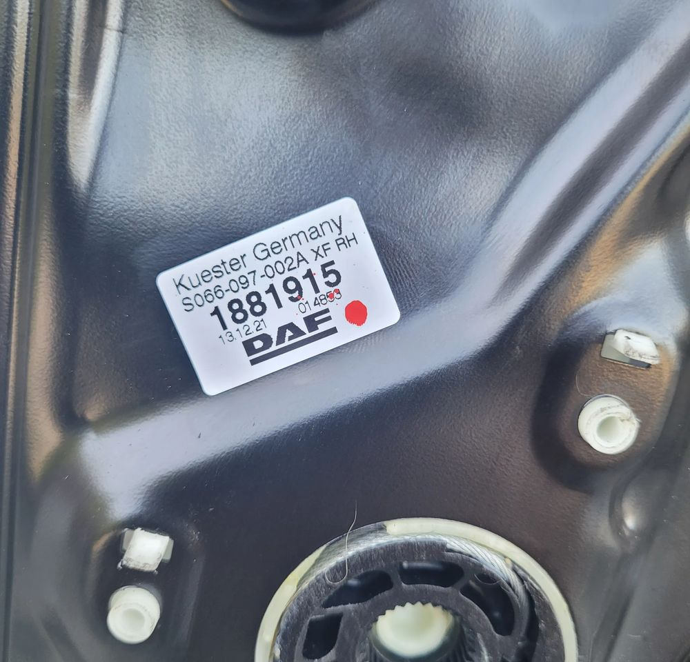 PODNOSNIK SZYBY RH DAF XF 106 OM 1881915 - Motor de elevación de ventanas para Camión: foto 3 PODNOSNIK SZYBY RH DAF XF 106 OM 1881915 - Motor de elevación de ventanas para Camión: foto 3