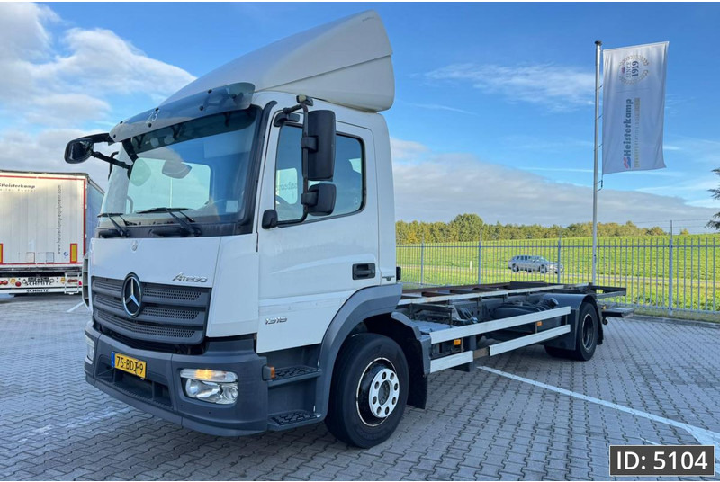 Mercedes-Benz Atego 1318 Day Cab, Euro 6, / BDF / DHOLLANDIA 2000KG - Camión portacontenedore/ Intercambiable: foto 1 Mercedes-Benz Atego 1318 Day Cab, Euro 6, / BDF / DHOLLANDIA 2000KG - Camión portacontenedore/ Intercambiable: foto 1