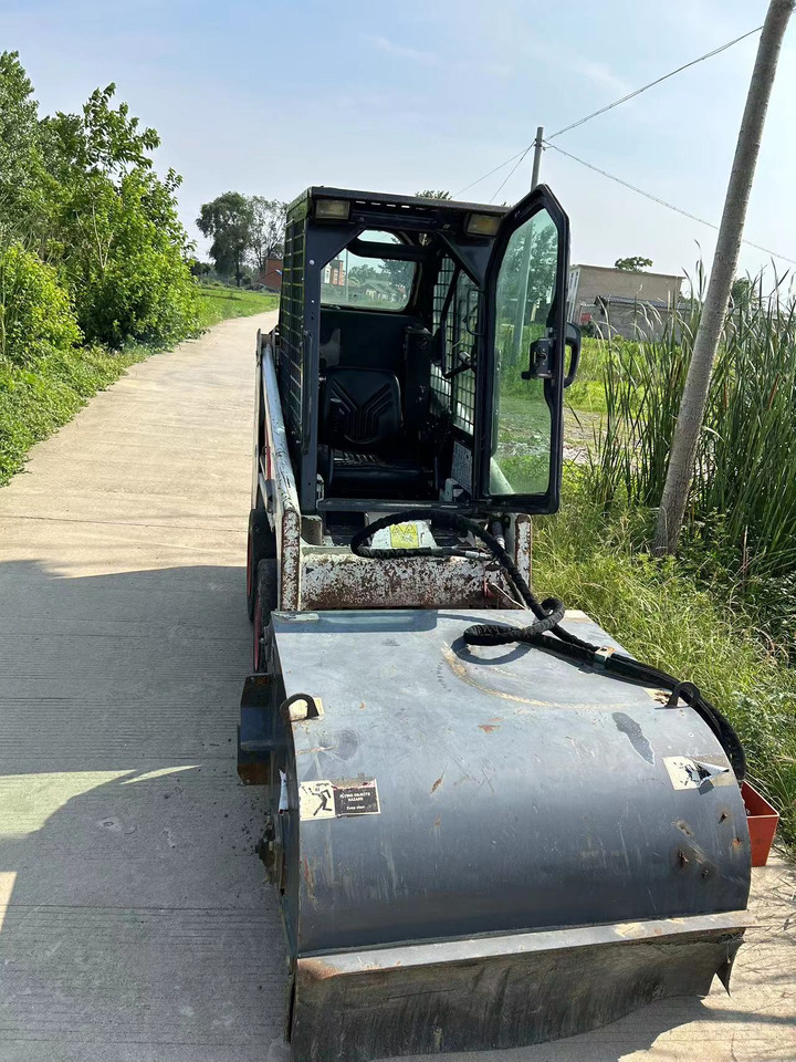 BOBCAT S70 Sliding Sweeper Click for Discount - Minicargadora: foto 1 BOBCAT S70 Sliding Sweeper Click for Discount - Minicargadora: foto 1