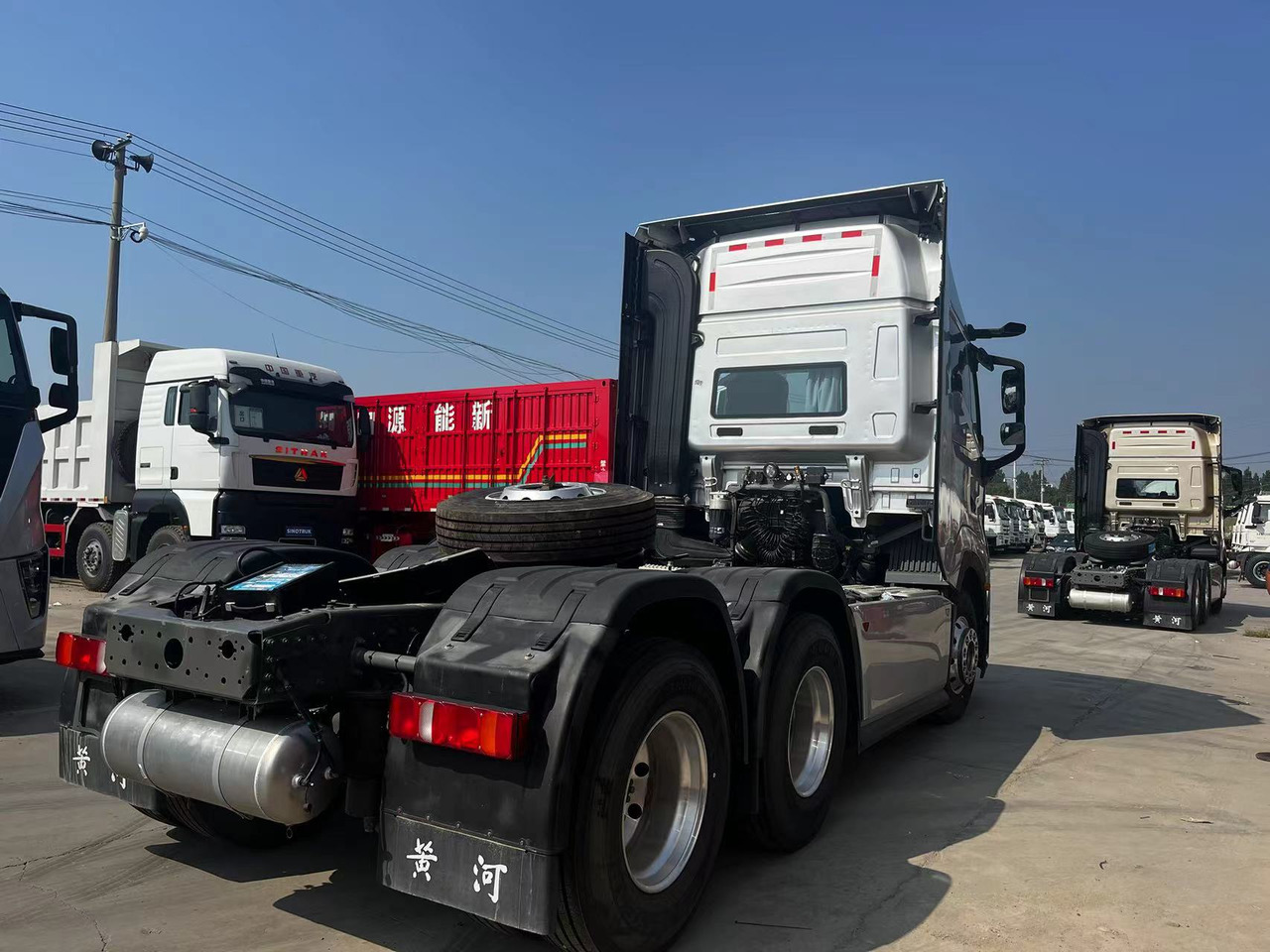 SINOTRUCK M1135 Huanghe Tractor unit 6✖4 Automatic - Cabeza tractora: foto 4 SINOTRUCK M1135 Huanghe Tractor unit 6✖4 Automatic - Cabeza tractora: foto 4