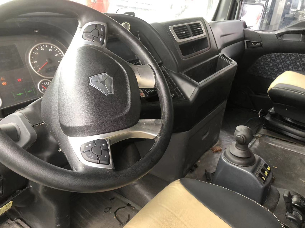 SINOTRUK Truck Unit C7H 4X2 Click Here for Discount - Cabeza tractora: foto 4 SINOTRUK Truck Unit C7H 4X2 Click Here for Discount - Cabeza tractora: foto 4