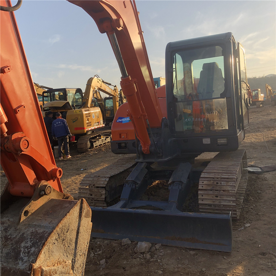 DOOSAN DH80-7 - Excavadora de cadenas: foto 4 DOOSAN DH80-7 - Excavadora de cadenas: foto 4