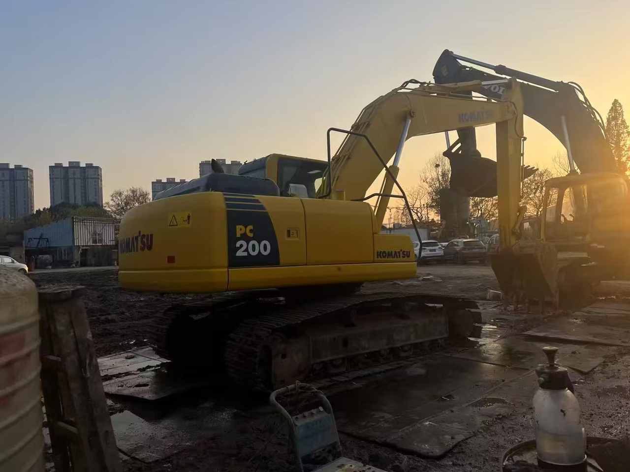 KOMATSU PC200 - Excavadora de cadenas: foto 1 KOMATSU PC200 - Excavadora de cadenas: foto 1