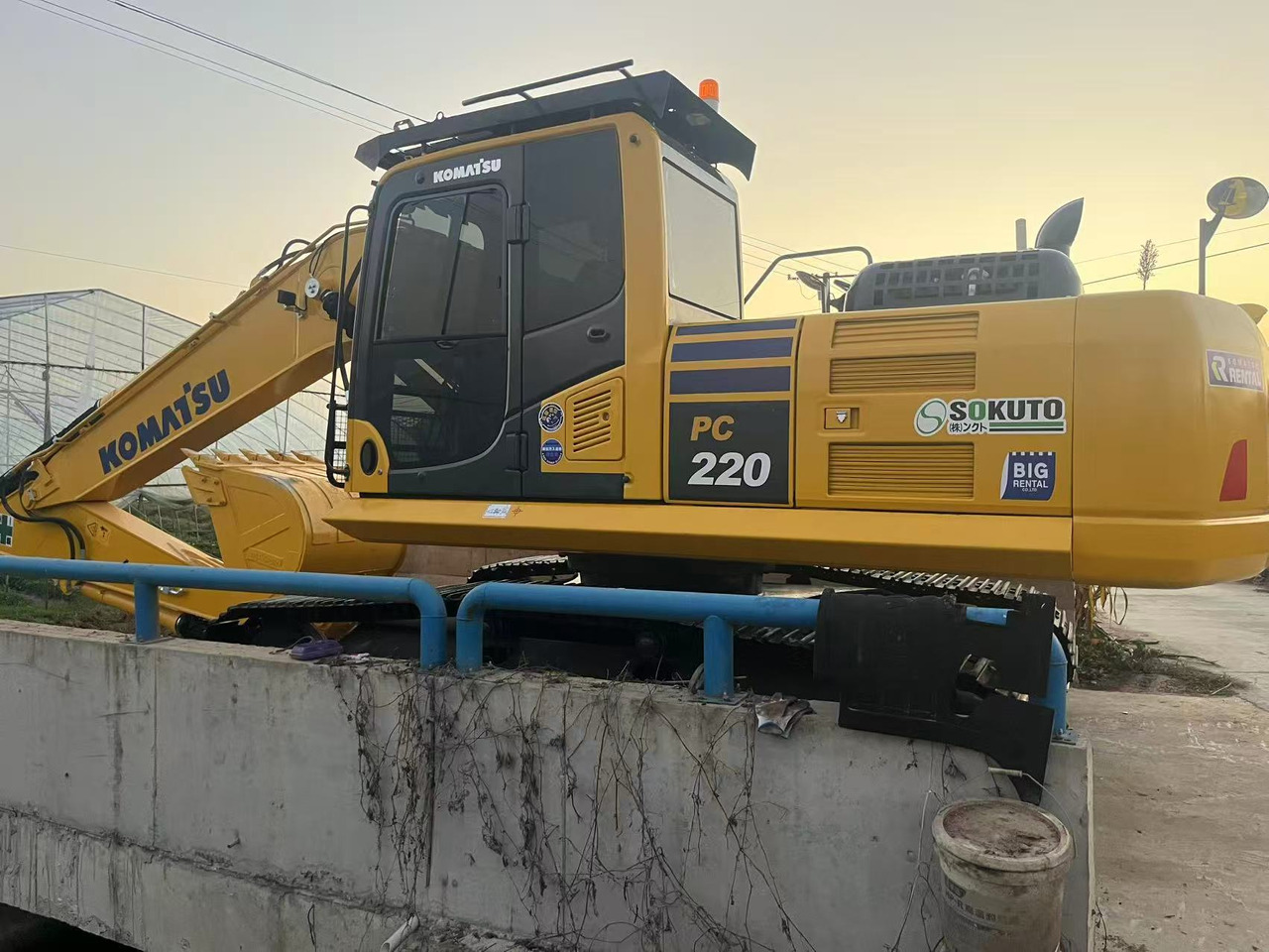 KOMATSU PC220 - Excavadora de cadenas: foto 3 KOMATSU PC220 - Excavadora de cadenas: foto 3