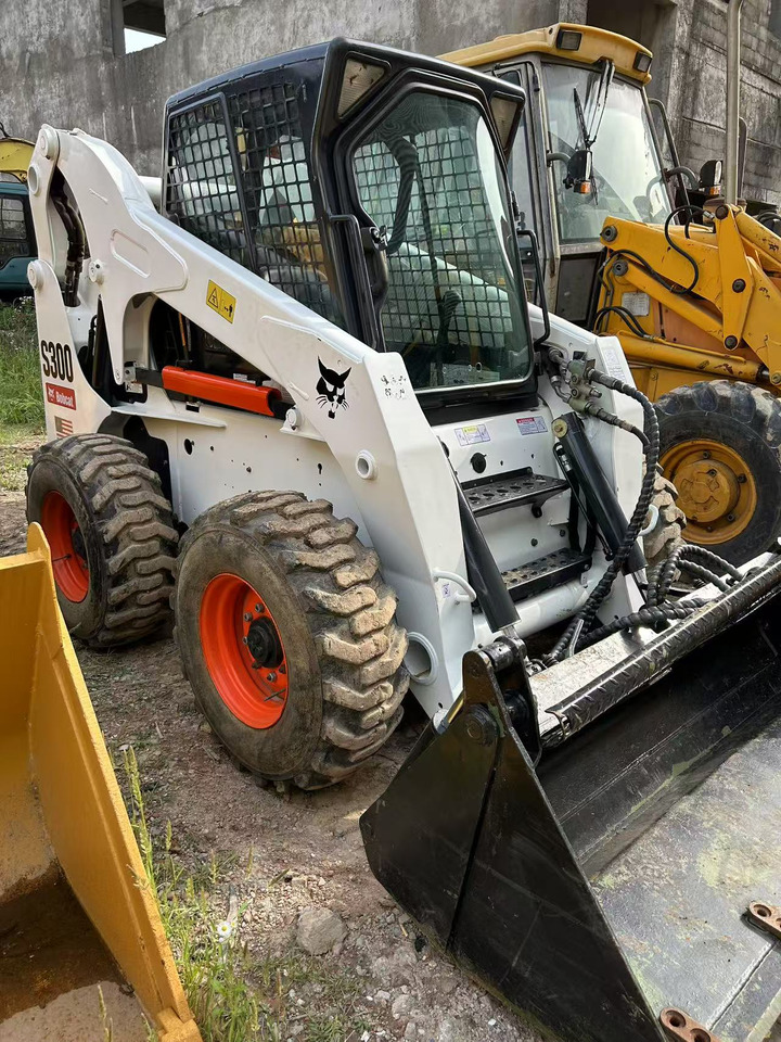 BOBCAT BOBCAT Skid Steer Loader S300 - Maquinaria de construcción: foto 1 BOBCAT BOBCAT Skid Steer Loader S300 - Maquinaria de construcción: foto 1
