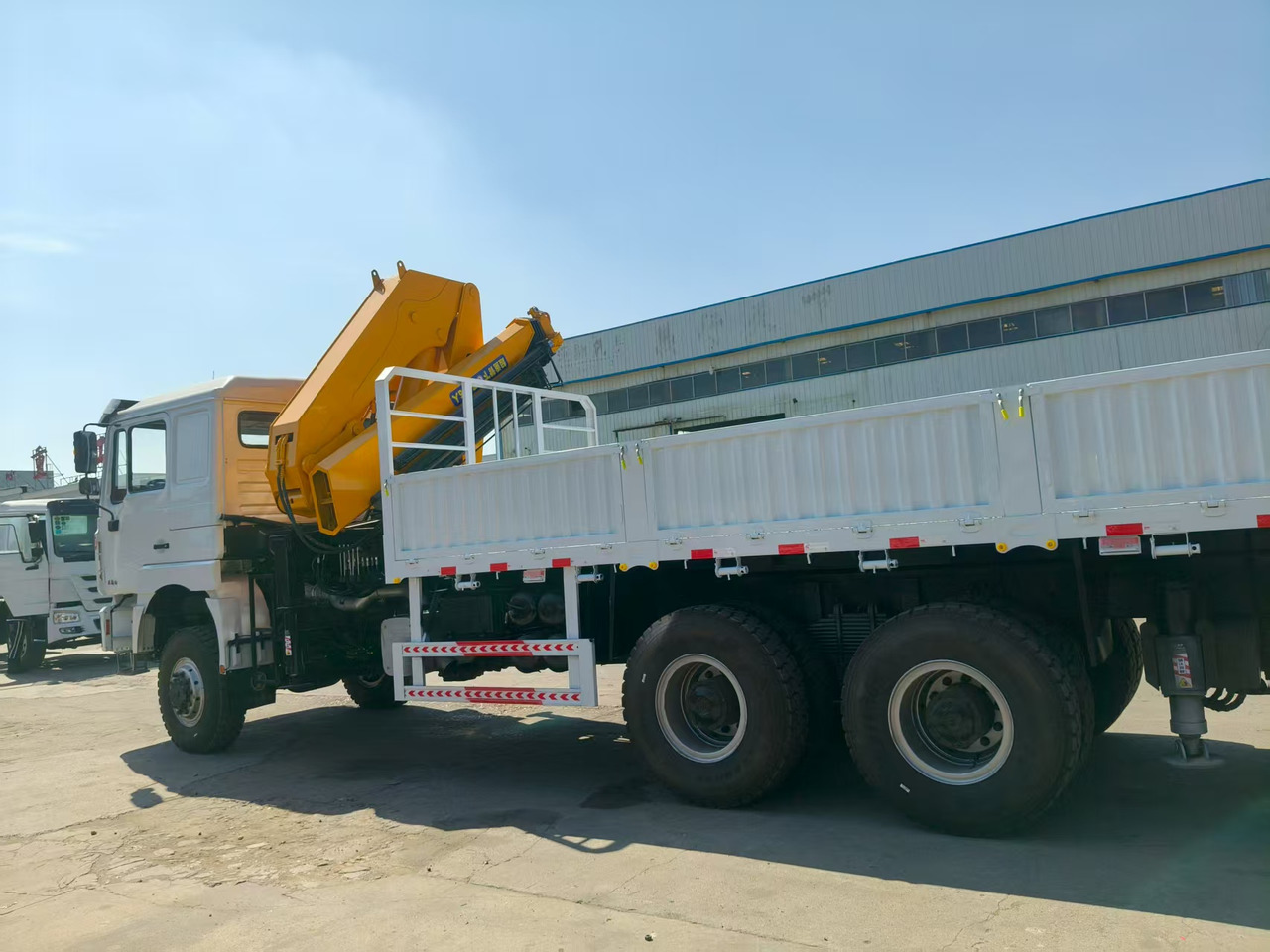 SHACMAN Truck Counted Crane 6x4 Click for Discount - Camión volquete: foto 3 SHACMAN Truck Counted Crane 6x4 Click for Discount - Camión volquete: foto 3