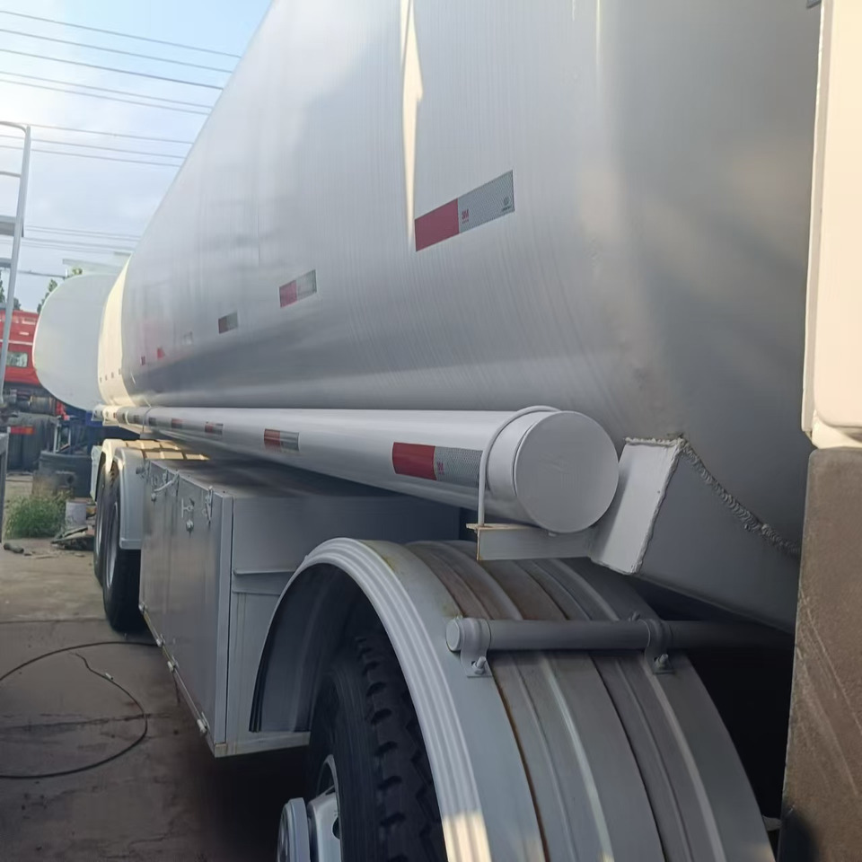 SINOTRUK Howo 371 Fuel Tanker Click Here For DISCOUNT - Camión cisterna: foto 5 SINOTRUK Howo 371 Fuel Tanker Click Here For DISCOUNT - Camión cisterna: foto 5
