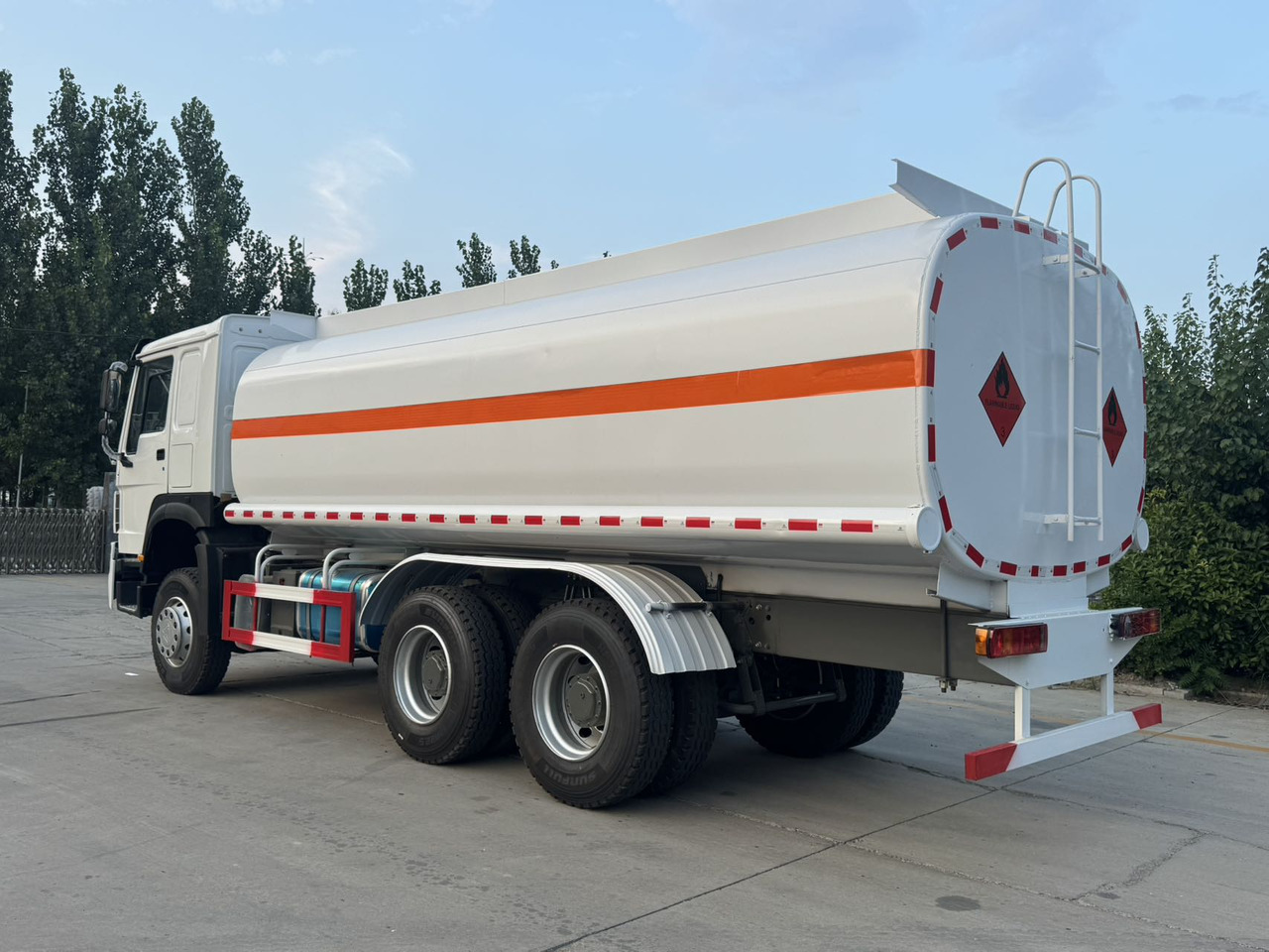 SINOTRUK Howo Fuel Tanker Click Here For DISCOUNT - Camión cisterna: foto 2 SINOTRUK Howo Fuel Tanker Click Here For DISCOUNT - Camión cisterna: foto 2