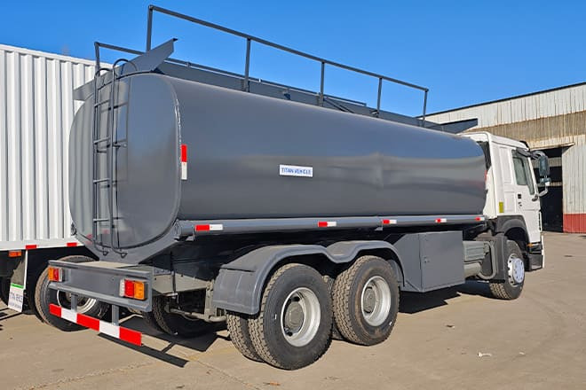 SINOTRUK 2025 New Howo Oil Tanker Trucks for Sale in Congo - Camión cisterna: foto 3 SINOTRUK 2025 New Howo Oil Tanker Trucks for Sale in Congo - Camión cisterna: foto 3