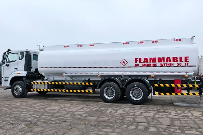 SINOTRUK Howo 380 Petrol Tanker Truck Price for Sale in Sierra Leone - Camión cisterna: foto 2 SINOTRUK Howo 380 Petrol Tanker Truck Price for Sale in Sierra Leone - Camión cisterna: foto 2