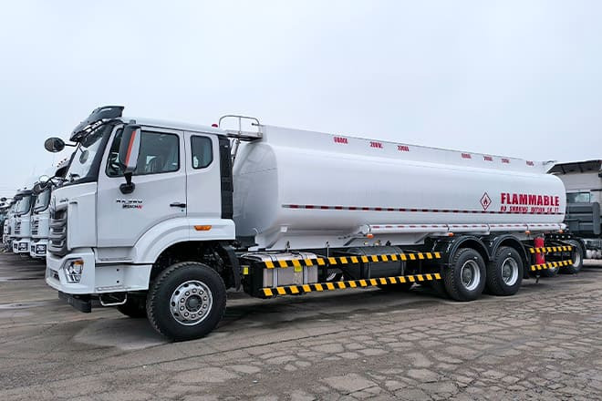 SINOTRUK Howo 380 Petrol Tanker Truck Price for Sale in Sierra Leone - Camión cisterna: foto 1 SINOTRUK Howo 380 Petrol Tanker Truck Price for Sale in Sierra Leone - Camión cisterna: foto 1