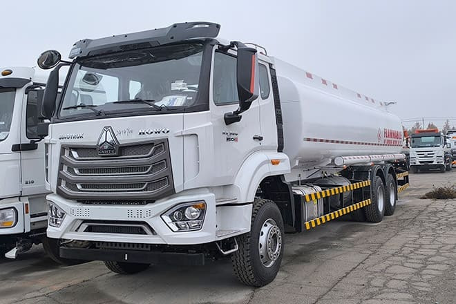 SINOTRUK Howo 380 Petrol Tanker Truck Price for Sale in Sierra Leone - Camión cisterna: foto 4 SINOTRUK Howo 380 Petrol Tanker Truck Price for Sale in Sierra Leone - Camión cisterna: foto 4