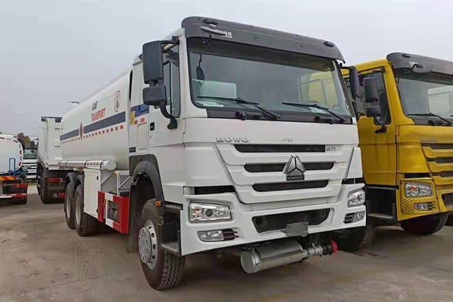 SINOTRUK Howo 6X4 Oil Truck Price for Sale in Djibouti - Camión cisterna: foto 1 SINOTRUK Howo 6X4 Oil Truck Price for Sale in Djibouti - Camión cisterna: foto 1