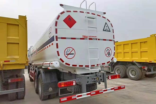 SINOTRUK Howo 6X4 Oil Truck Price for Sale in Djibouti - Camión cisterna: foto 4 SINOTRUK Howo 6X4 Oil Truck Price for Sale in Djibouti - Camión cisterna: foto 4