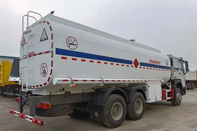 SINOTRUK Howo 6X4 Oil Truck Price for Sale in Djibouti - Camión cisterna: foto 3 SINOTRUK Howo 6X4 Oil Truck Price for Sale in Djibouti - Camión cisterna: foto 3