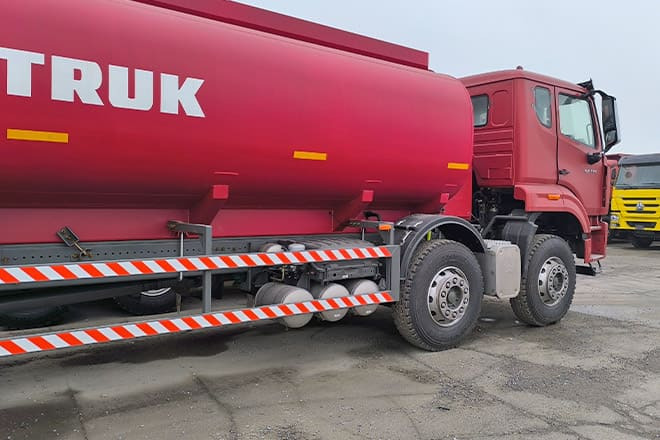 SINOTRUK Howo NX380 Diesel Tanker Truck for Sale in Tanzania - Camión cisterna: foto 4 SINOTRUK Howo NX380 Diesel Tanker Truck for Sale in Tanzania - Camión cisterna: foto 4