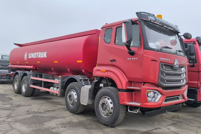 SINOTRUK Howo NX380 Diesel Tanker Truck for Sale in Tanzania - Camión cisterna: foto 1 SINOTRUK Howo NX380 Diesel Tanker Truck for Sale in Tanzania - Camión cisterna: foto 1