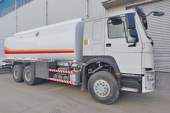 SINOTRUK Sinotruk Howo Fuel Tanker Truck Price for Sale in Ghana - Camión cisterna: foto 1 SINOTRUK Sinotruk Howo Fuel Tanker Truck Price for Sale in Ghana - Camión cisterna: foto 1