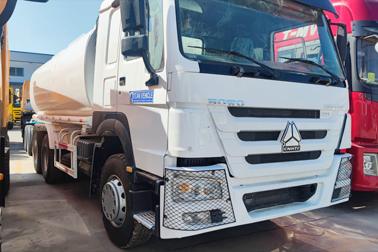 SINOTRUK Water Sprinkler Tanker for Sale in Malawi - Camión cisterna: foto 5 SINOTRUK Water Sprinkler Tanker for Sale in Malawi - Camión cisterna: foto 5