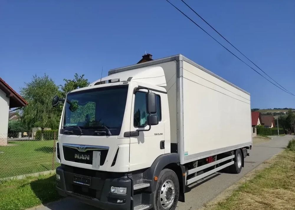 MAN TGM 15.290 kontener , winda - Camión caja cerrada: foto 2 MAN TGM 15.290 kontener , winda - Camión caja cerrada: foto 2