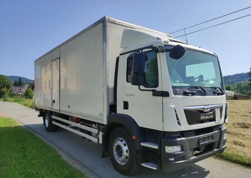 MAN TGM 15.290 kontener , winda - Camión caja cerrada: foto 1 MAN TGM 15.290 kontener , winda - Camión caja cerrada: foto 1