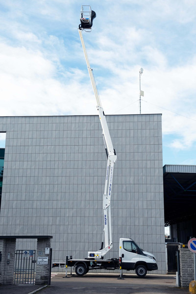 Oil & Steel Snake 2010 HE PLUS Sobre  IVECO 35S14 Distancia entre ejes 3750 mm - Plataforma elevadora: foto 3 Oil & Steel Snake 2010 HE PLUS Sobre  IVECO 35S14 Distancia entre ejes 3750 mm - Plataforma elevadora: foto 3