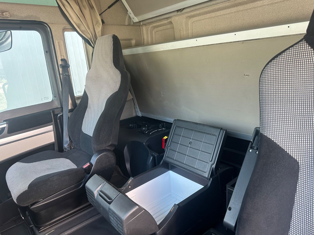 Cabeza tractora MAN TGX 18.460 XXL Intarder/Standklima: foto 7 Cabeza tractora MAN TGX 18.460 XXL Intarder/Standklima: foto 7