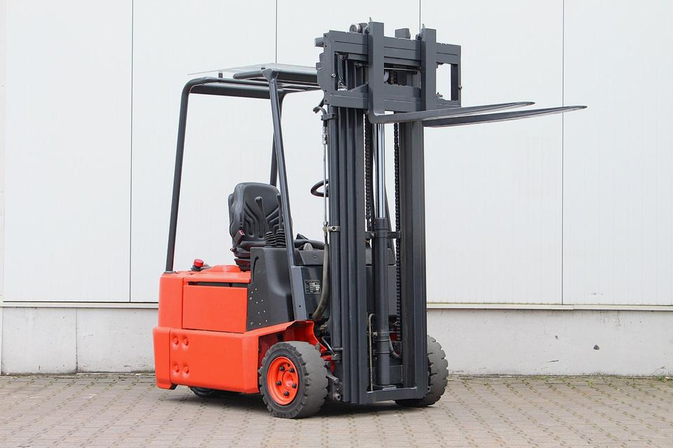 LINDE E15Z-02 Triplex 4,7m - Carretilla elevadora eléctrica: foto 4 LINDE E15Z-02 Triplex 4,7m - Carretilla elevadora eléctrica: foto 4