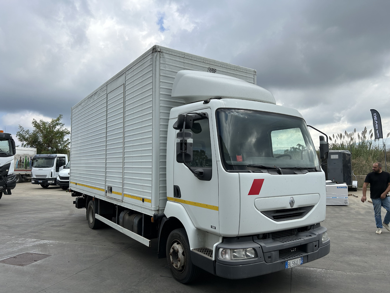 RENAULT Midlum 180 con furgonatarura e sponda - Camión caja cerrada: foto 2 RENAULT Midlum 180 con furgonatarura e sponda - Camión caja cerrada: foto 2