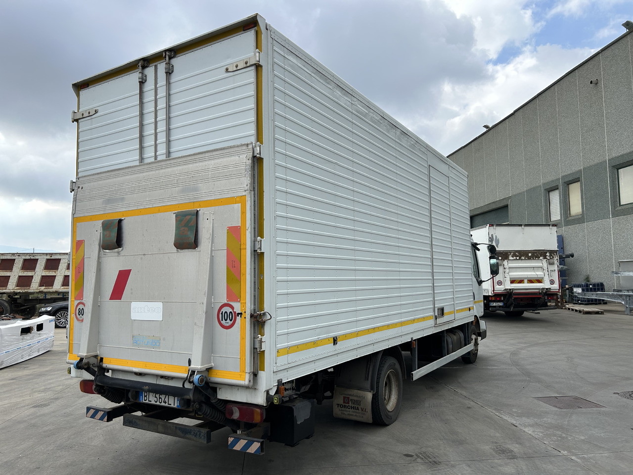 RENAULT Midlum 180 con furgonatarura e sponda - Camión caja cerrada: foto 3 RENAULT Midlum 180 con furgonatarura e sponda - Camión caja cerrada: foto 3