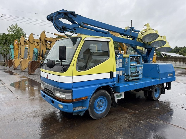 TADANO LS-106A - Torre de iluminación, Camión: foto 1 TADANO LS-106A - Torre de iluminación, Camión: foto 1