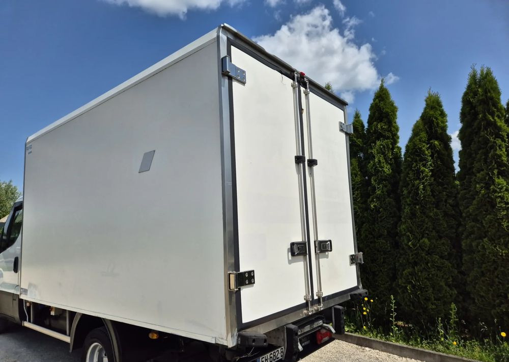 Chłodnia Mroźnia 3.6m 2017 rok Carrier Xarios 600 zasilanie stacjonarne 230v , 2 parowniki, stan bdb! - Carrocería-frigorifico: foto 4 Chłodnia Mroźnia 3.6m 2017 rok Carrier Xarios 600 zasilanie stacjonarne 230v , 2 parowniki, stan bdb! - Carrocería-frigorifico: foto 4