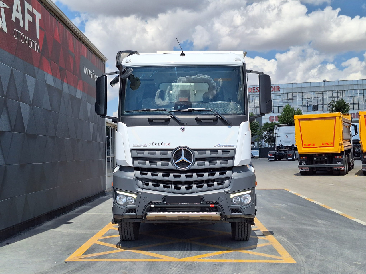MERCEDES-BENZ AROCS 3345 - Camión volquete: foto 2 MERCEDES-BENZ AROCS 3345 - Camión volquete: foto 2