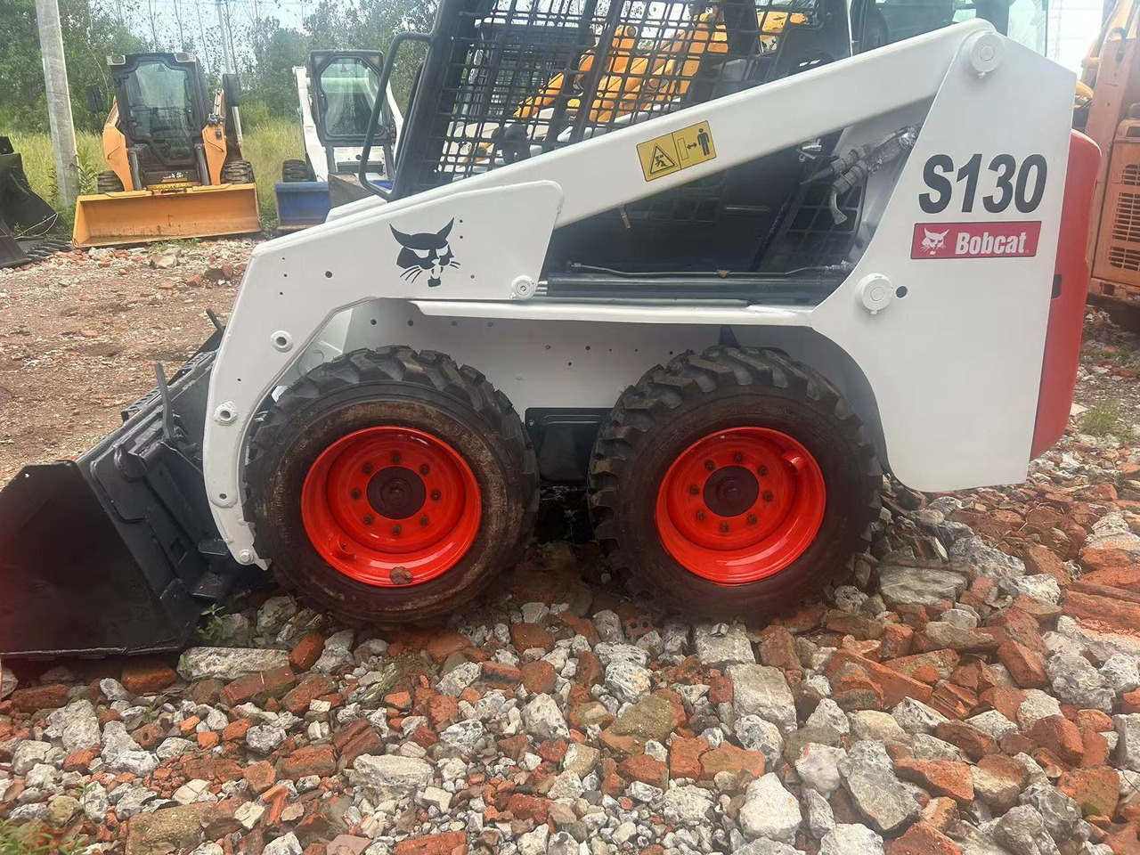 BOBCAT S130 skid steer loader - Minicargadora: foto 3 BOBCAT S130 skid steer loader - Minicargadora: foto 3