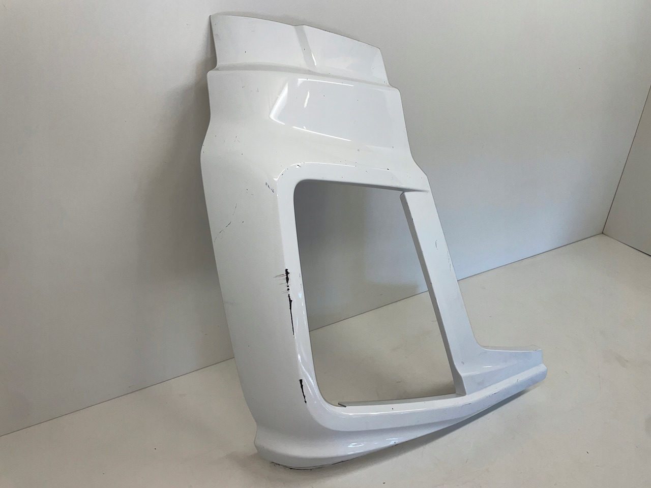 PRAWA OSŁONA OKULAR ZDERZAK FORD F-MAX JC46-17E950-A - Parachoques para Camión: foto 2 PRAWA OSŁONA OKULAR ZDERZAK FORD F-MAX JC46-17E950-A - Parachoques para Camión: foto 2