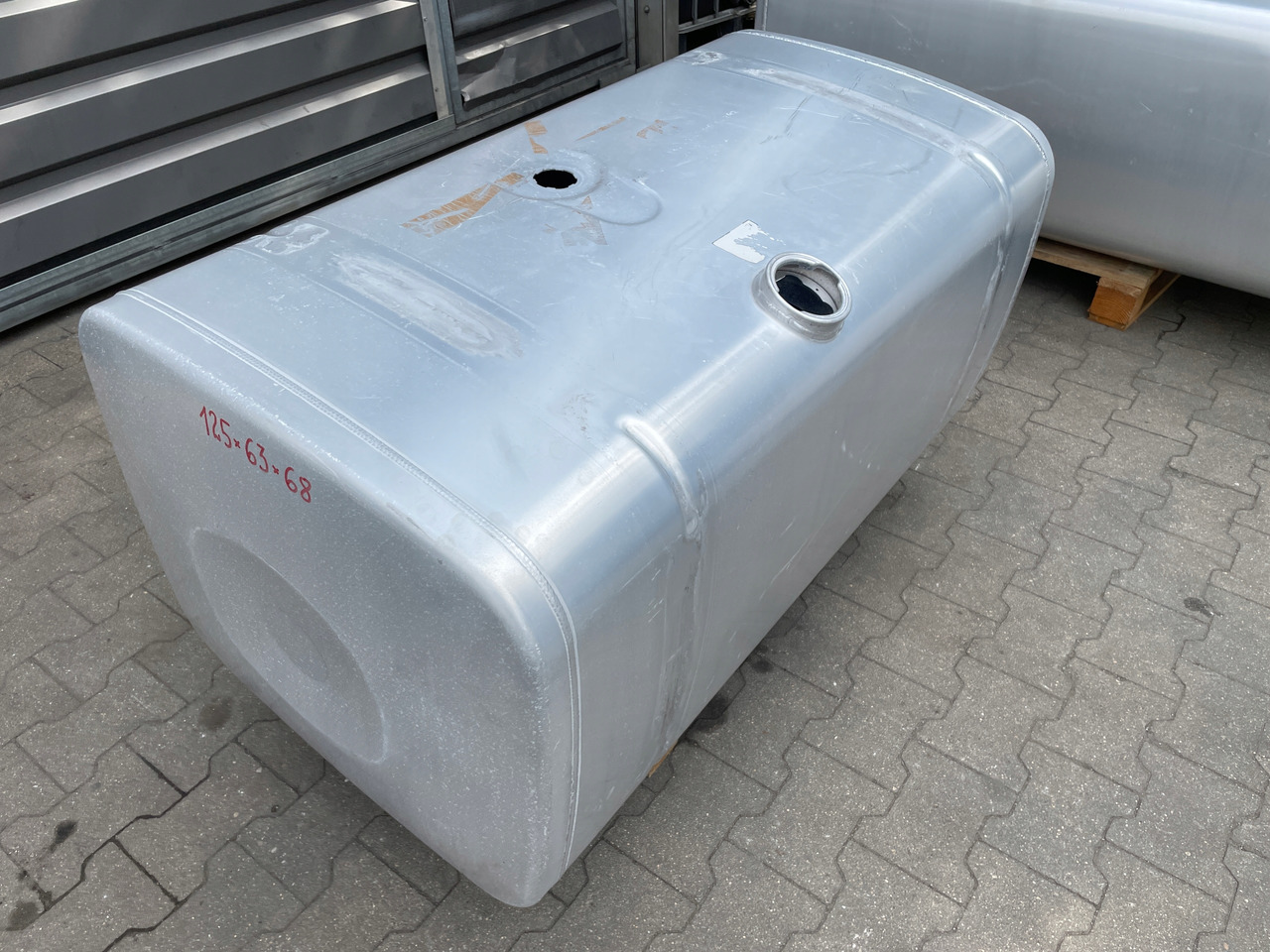 ZBIORNIK PALIWA 490L MAN TGX TGS TGA 81122016732 - Depósito de combustible para Camión: foto 2 ZBIORNIK PALIWA 490L MAN TGX TGS TGA 81122016732 - Depósito de combustible para Camión: foto 2