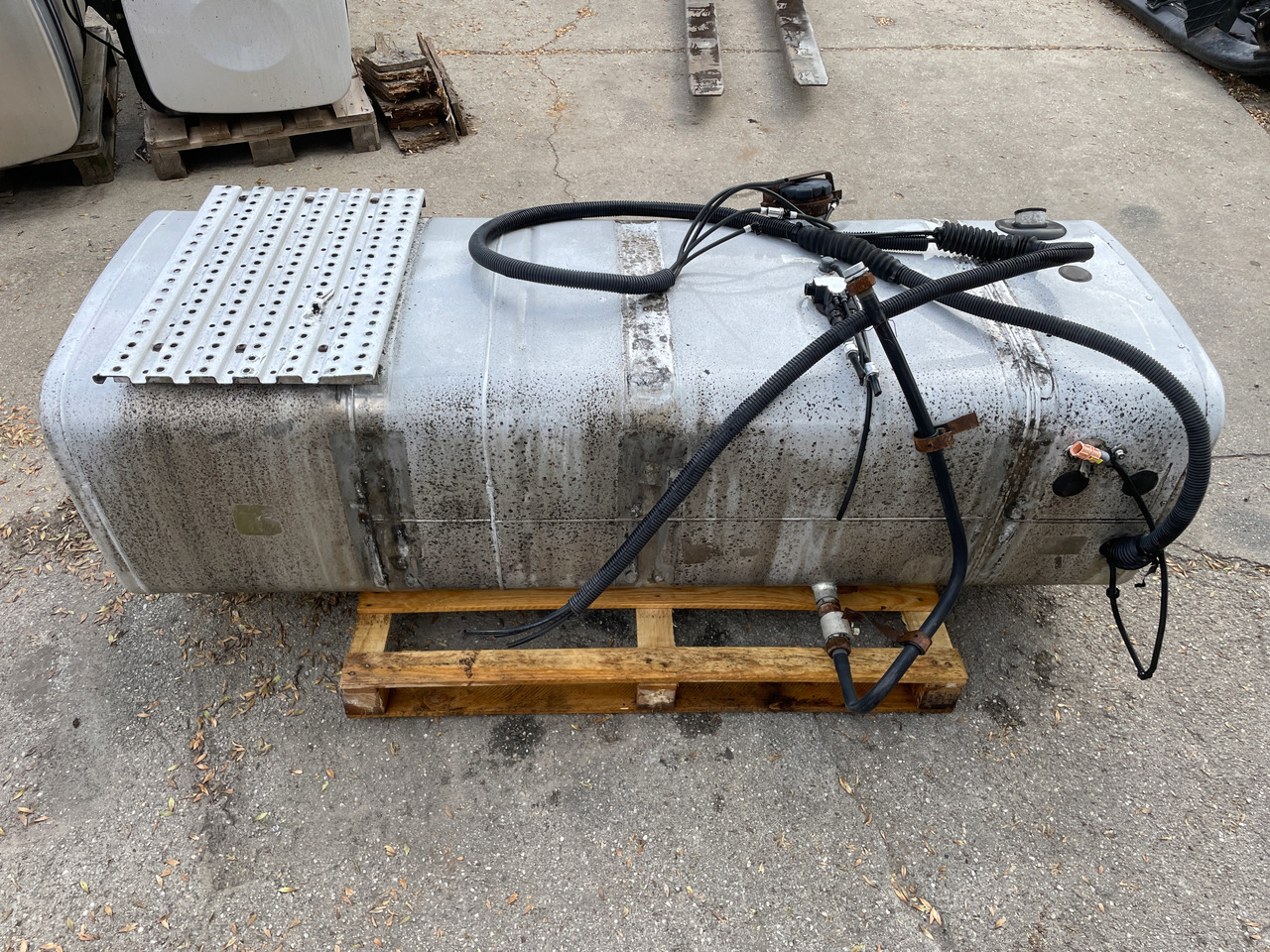 ZBIORNIK PALIWA 595L 75 ADBLUE LOW DECK MAN TGA TGX TGS 2003382 - Depósito de combustible para Camión: foto 5 ZBIORNIK PALIWA 595L 75 ADBLUE LOW DECK MAN TGA TGX TGS 2003382 - Depósito de combustible para Camión: foto 5