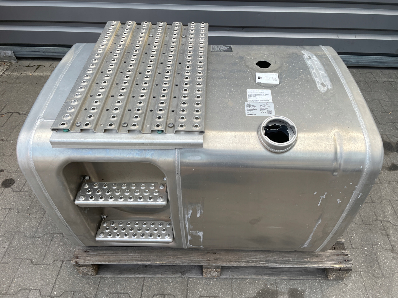 ZBIORNIK PALIWA MAN TGA TGX TGS 460 L 81122016831 - Depósito de combustible para Camión: foto 1 ZBIORNIK PALIWA MAN TGA TGX TGS 460 L 81122016831 - Depósito de combustible para Camión: foto 1