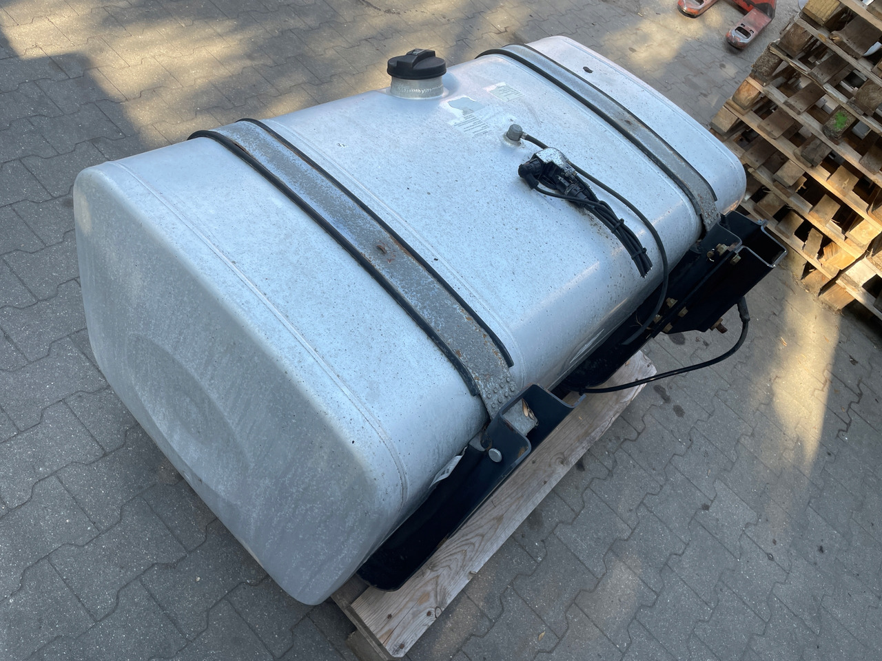 ZBIORNIK PALIWA MAN TGA TGX TGS 480 L LOW DECK 81122015841 - Depósito de combustible para Camión: foto 4 ZBIORNIK PALIWA MAN TGA TGX TGS 480 L LOW DECK 81122015841 - Depósito de combustible para Camión: foto 4