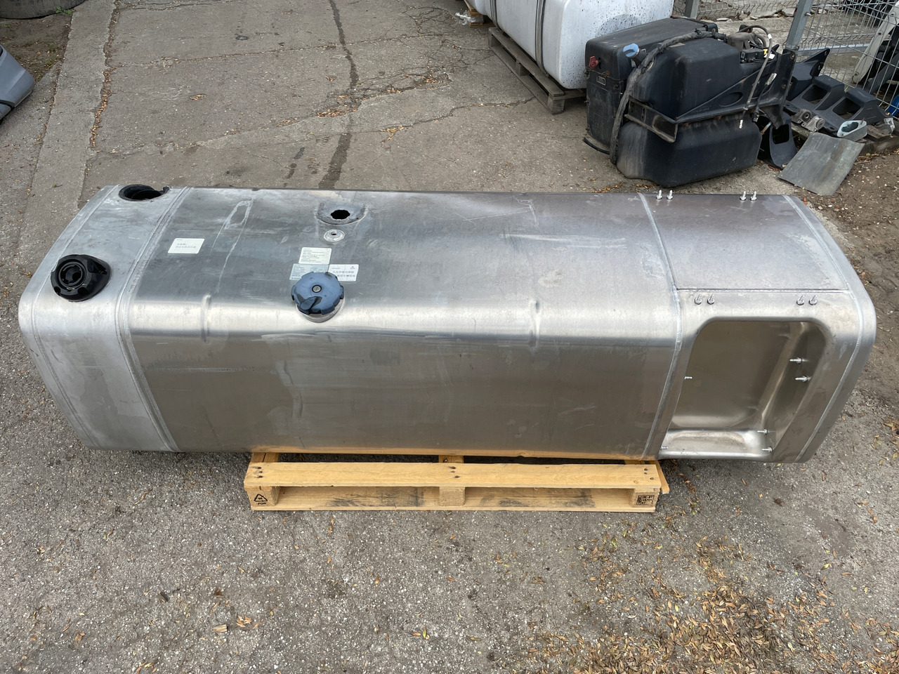 ZBIORNIK PALIWA MAN TGX TGS 680 L 75 AD BLUE 81122016726 - Depósito de combustible para Camión: foto 1 ZBIORNIK PALIWA MAN TGX TGS 680 L 75 AD BLUE 81122016726 - Depósito de combustible para Camión: foto 1