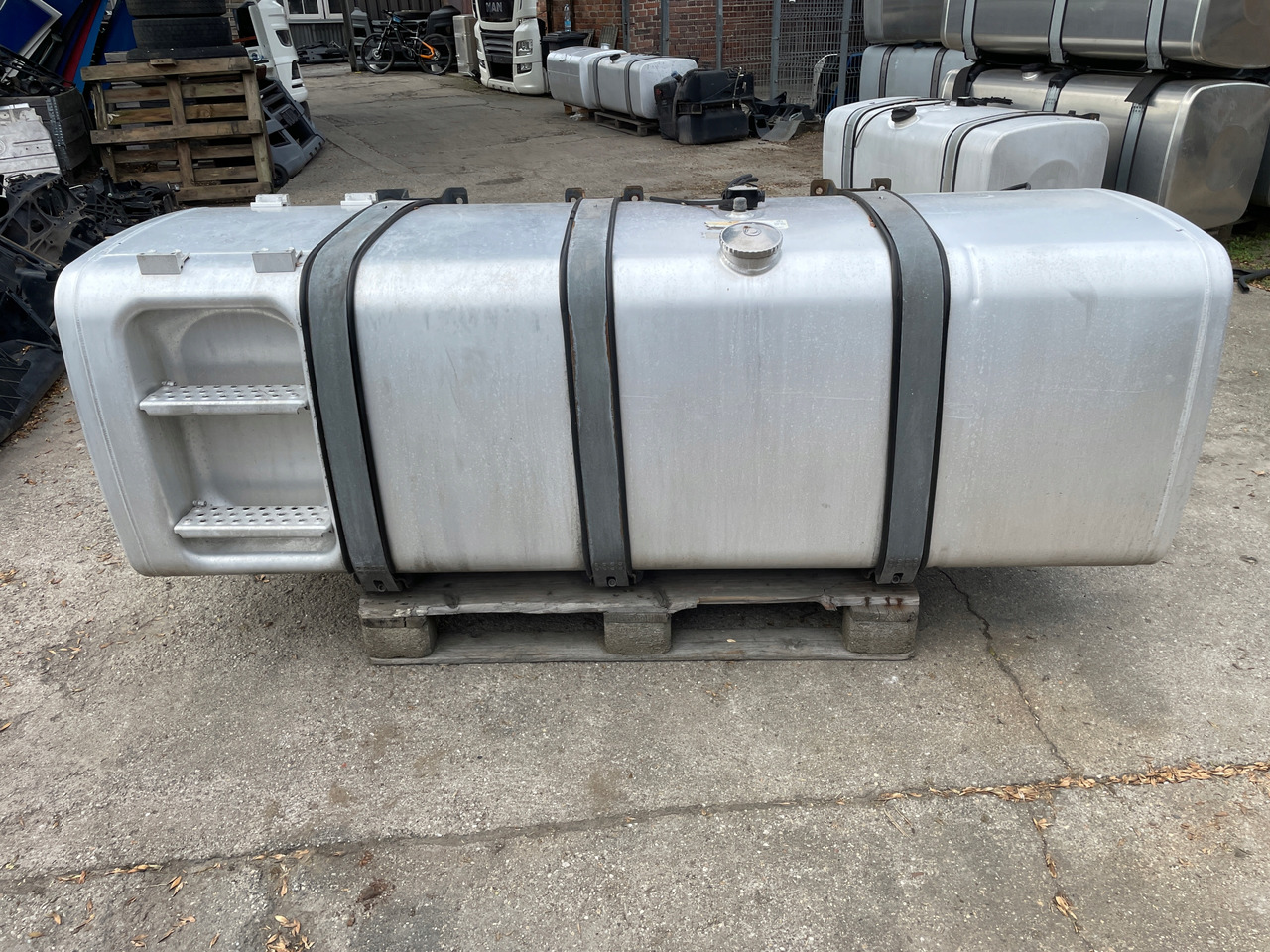 ZBIORNIK PALIWA MAN TGX TGS TGX3 TG3 910 L 81122016846 - Depósito de combustible para Camión: foto 1 ZBIORNIK PALIWA MAN TGX TGS TGX3 TG3 910 L 81122016846 - Depósito de combustible para Camión: foto 1