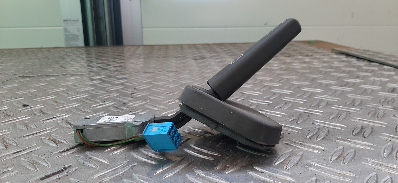 Gebr. Lenkstockschalter / Lenkstockhebel Motorbremse, MAN , Artikel - Nr. : 81.25509 - 0125 - Conmutador en la columna de dirección para Camión: foto 2 Gebr. Lenkstockschalter / Lenkstockhebel Motorbremse, MAN , Artikel - Nr. : 81.25509 - 0125 - Conmutador en la columna de dirección para Camión: foto 2