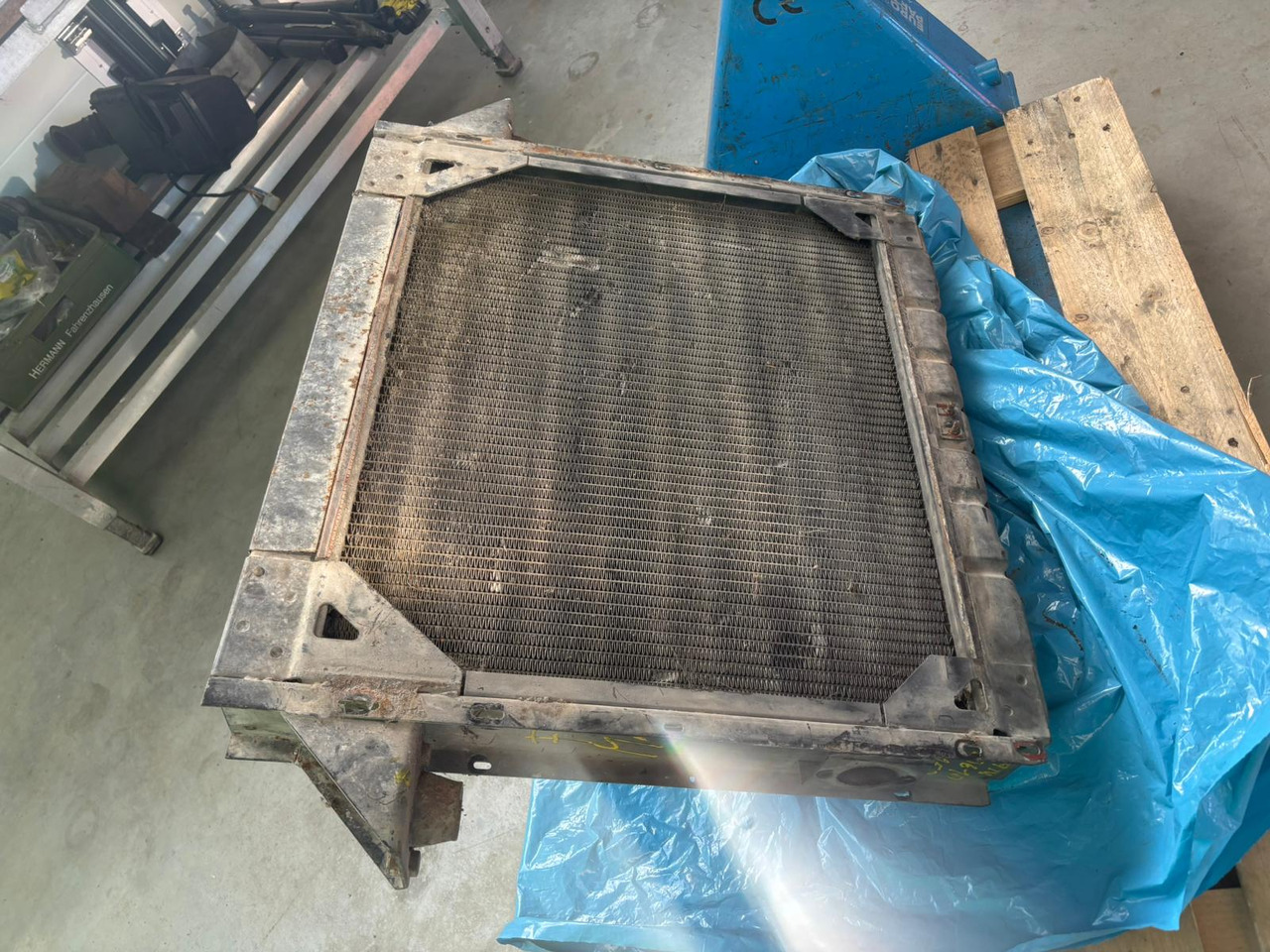 Gebrauchter MAN Kühler F8, Artikel - Nr. : 81.0610 - 16152 - Radiador para Camión: foto 1 Gebrauchter MAN Kühler F8, Artikel - Nr. : 81.0610 - 16152 - Radiador para Camión: foto 1