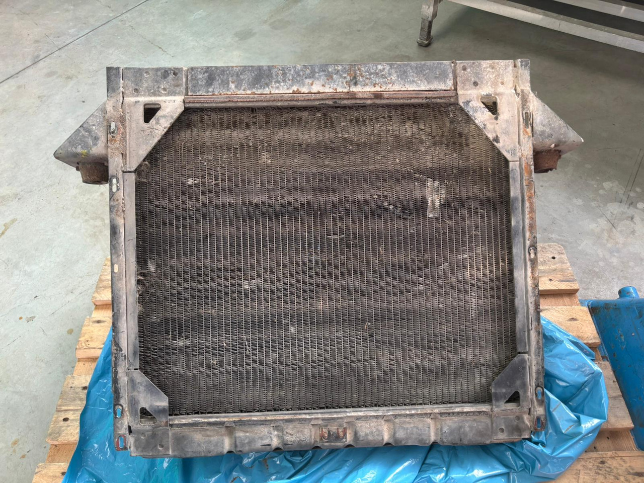 Gebrauchter MAN Kühler F8, Artikel - Nr. : 81.0610 - 16152 - Radiador para Camión: foto 4 Gebrauchter MAN Kühler F8, Artikel - Nr. : 81.0610 - 16152 - Radiador para Camión: foto 4